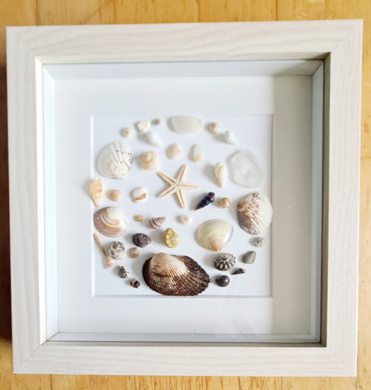 Étoile des Sables / Star of the Sands
Tableau décoratif en coquillages, verre de mer et étoile de mer – Création artisanale et durable
Seashell and sea glass wall art – Handmade and eco-friendly coastal decor