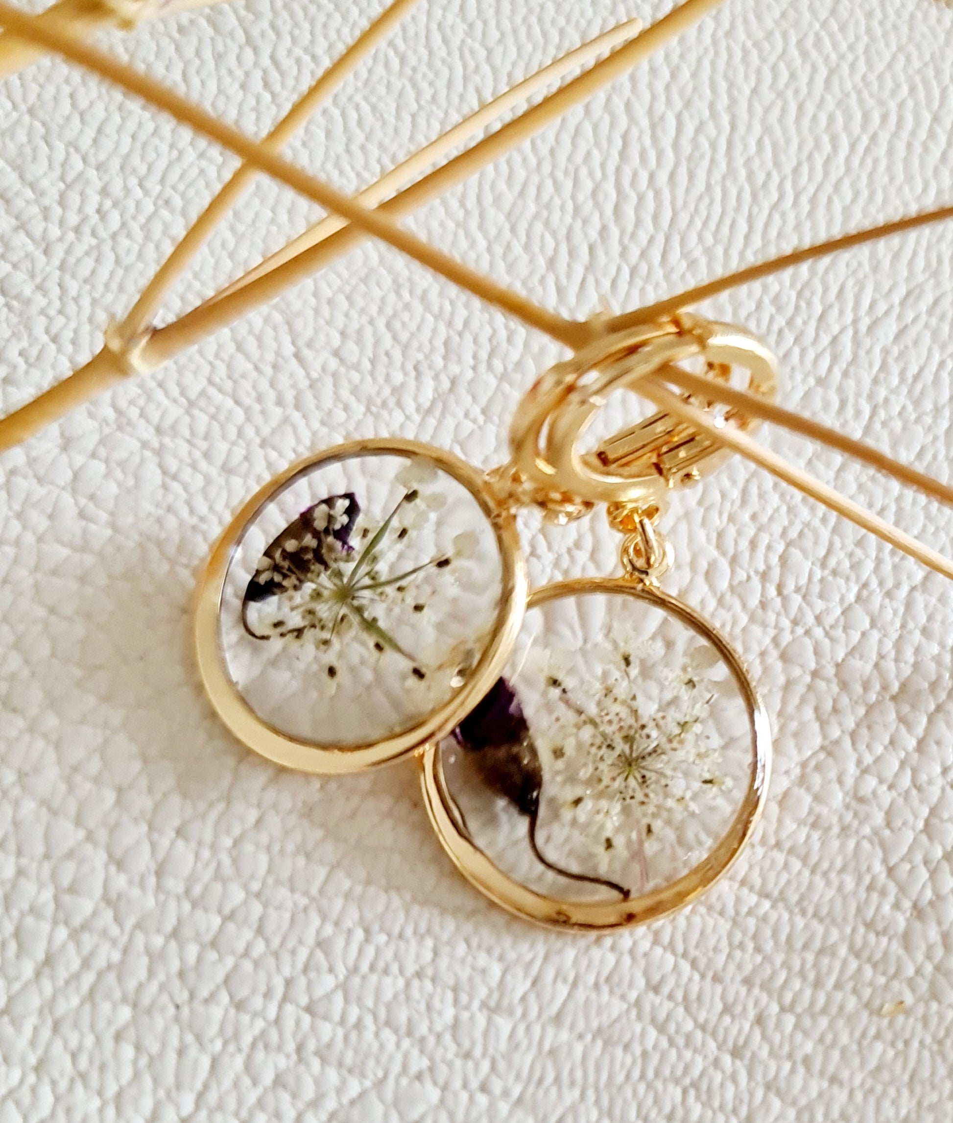Boucles d'oreilles fleurs de cumin et boutons de glycine naturels séchés, boucles d'oreilles plaqué Or 14 carats