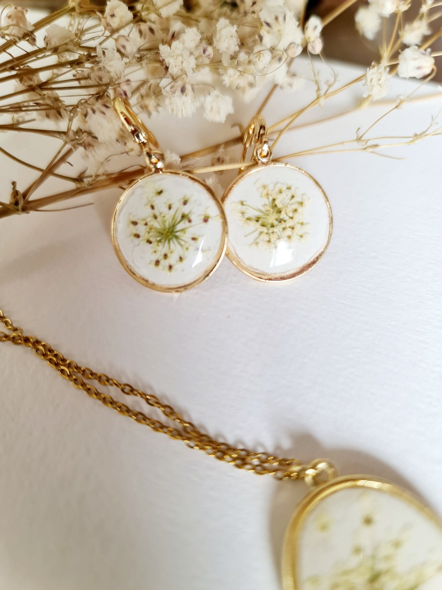 Parure plaqué Or 14 carats, fleurs de cumin naturelles séchées sur argile blanche, bijoux uniques
