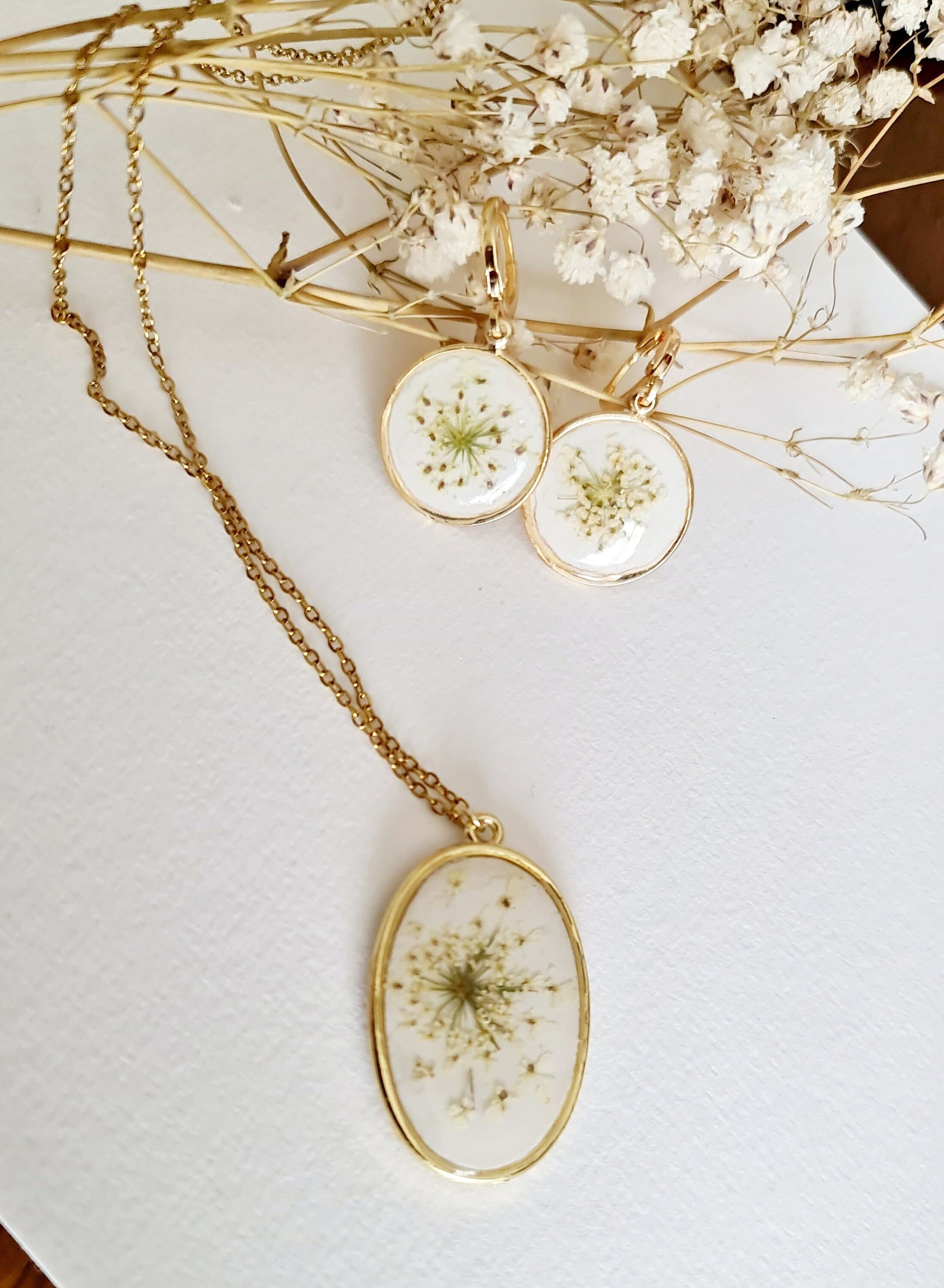 Parure plaqué Or 14 carats, fleurs de cumin naturelles séchées sur argile blanche, bijoux uniques