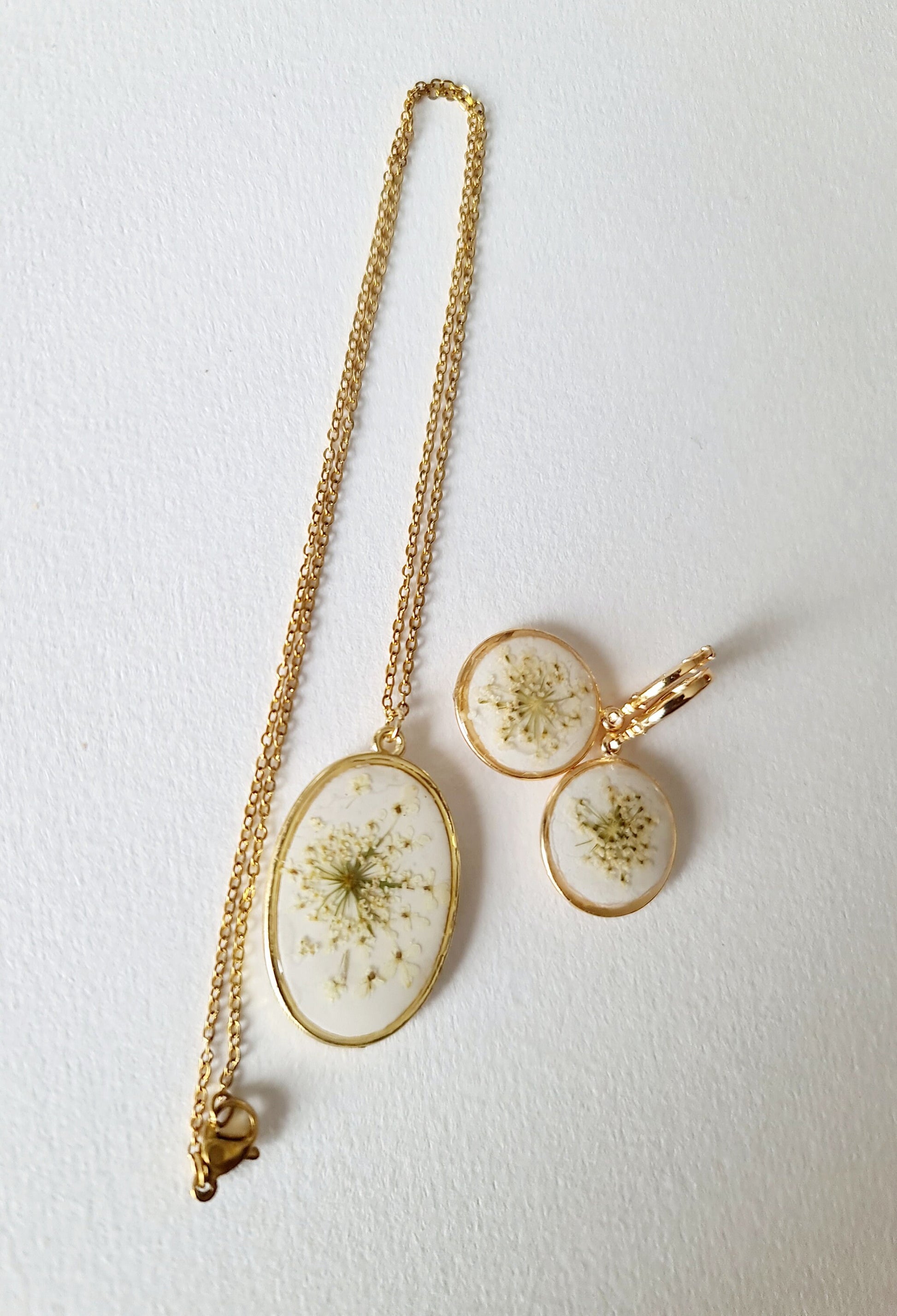 Parure plaqué Or 14 carats, fleurs de cumin naturelles séchées sur argile blanche, bijoux uniques