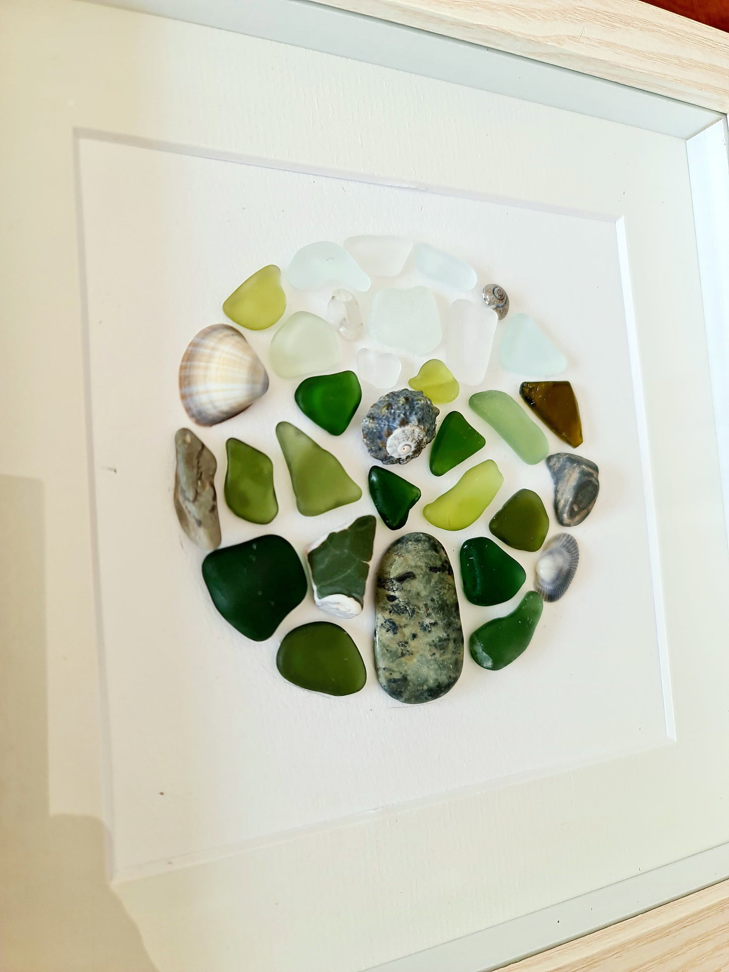 Tableau en verre de mer et coquillages – “Écume Marine” | Art mural fait main, déco nature, artisanat français, pebble art