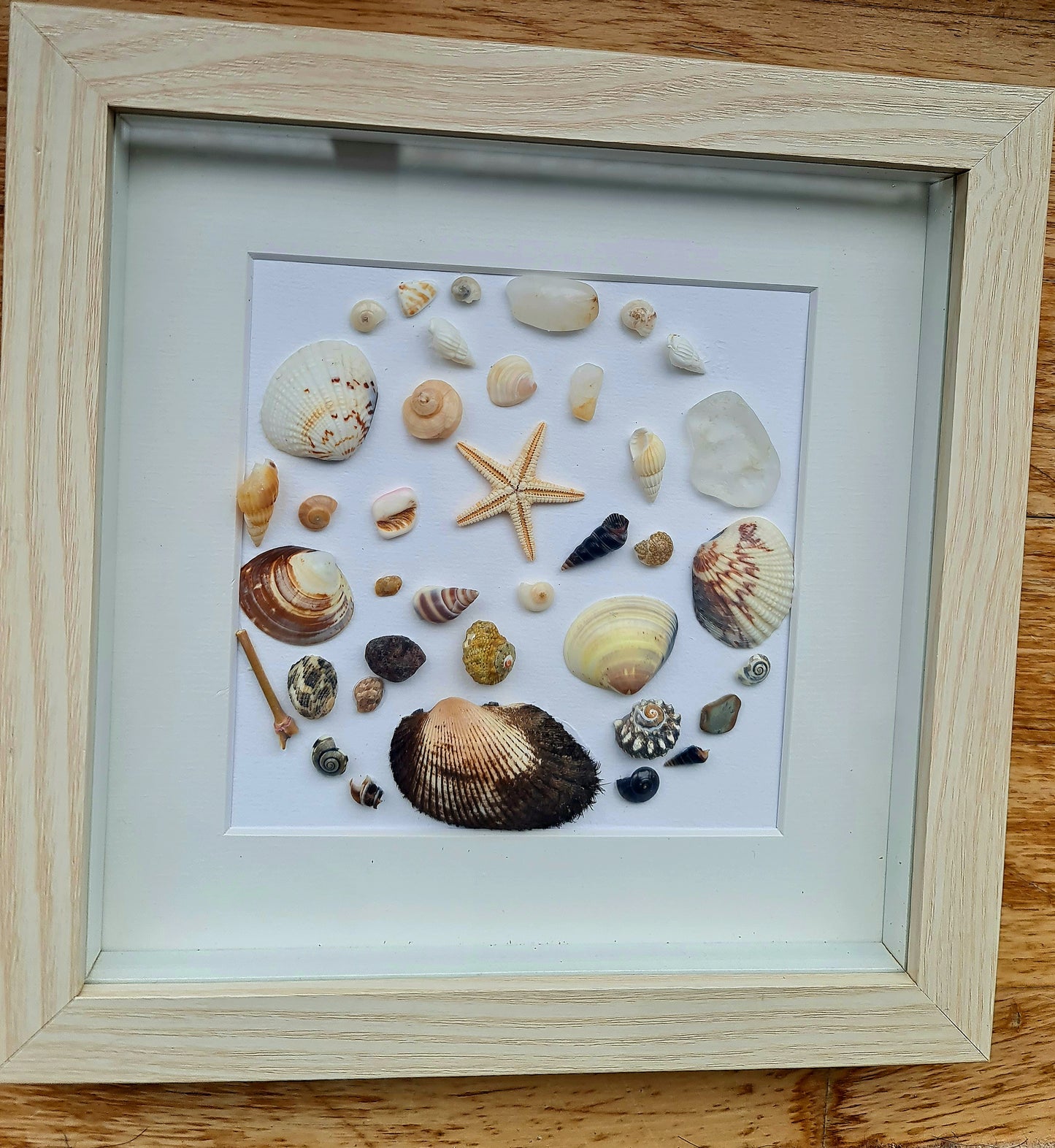 Étoile des Sables / Star of the Sands

Tableau décoratif en coquillages, verre de mer et étoile de mer – Création artisanale et durable
Seashell and sea glass wall art – Handmade and eco-friendly coastal decor