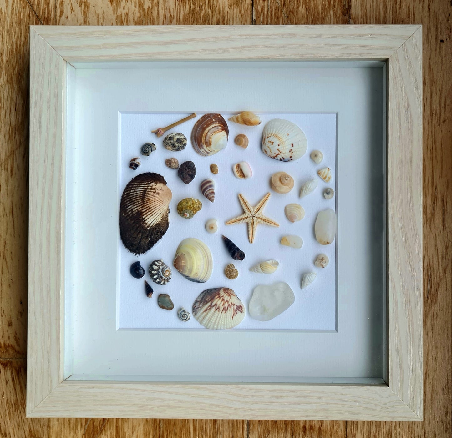 Étoile des Sables / Star of the Sands

Tableau décoratif en coquillages, verre de mer et étoile de mer – Création artisanale et durable
Seashell and sea glass wall art – Handmade and eco-friendly coastal decor