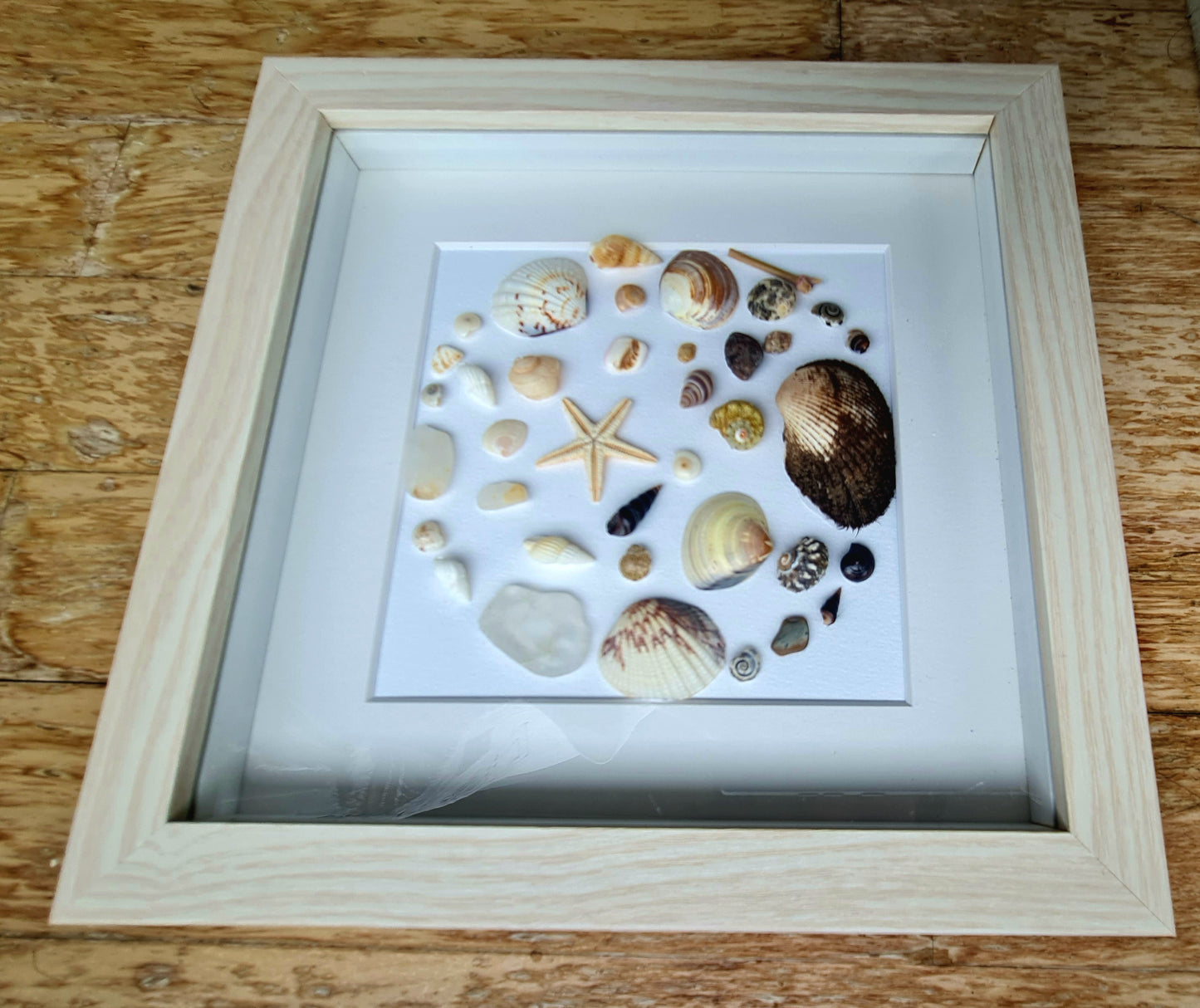 Étoile des Sables / Star of the Sands

Tableau décoratif en coquillages, verre de mer et étoile de mer – Création artisanale et durable
Seashell and sea glass wall art – Handmade and eco-friendly coastal decor