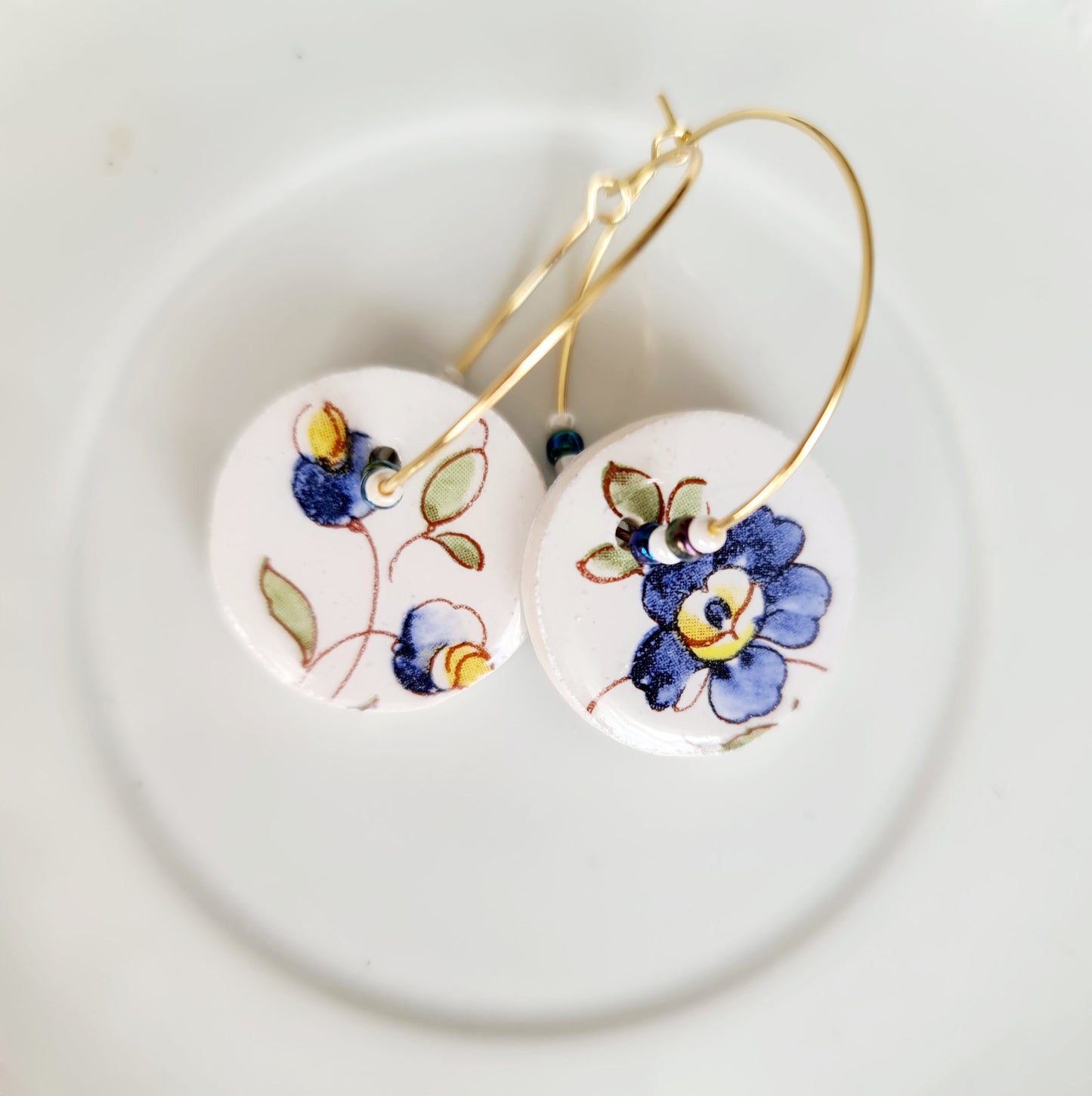 Bijoux en faïence assiette cassée, boucles d'oreilles fleurs, bijoux recyclés, Créoles plaqué Or, cadeau fête des mères, cadeau anniversaire