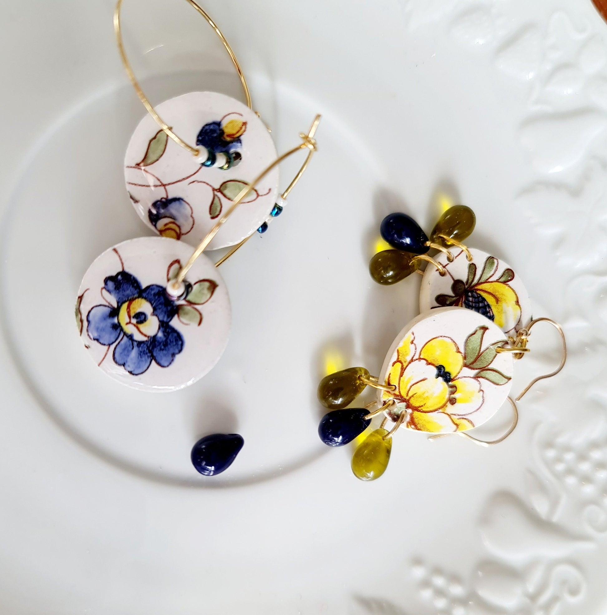 Bijoux en faïence assiette cassée, boucles d'oreilles fleurs, bijoux recyclés, Créoles plaqué Or, cadeau fête des mères, cadeau anniversaire