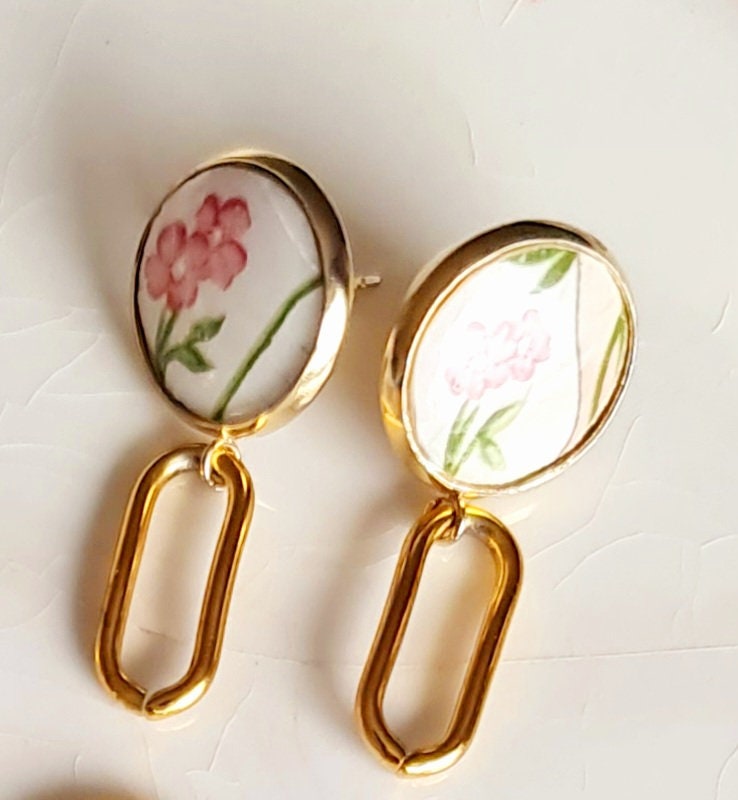 Bijoux en assiette céramique cassée, boucles d'oreilles fleurs roses, bijoux recyclés, cadeau fête des mères, cadeau anniversaire