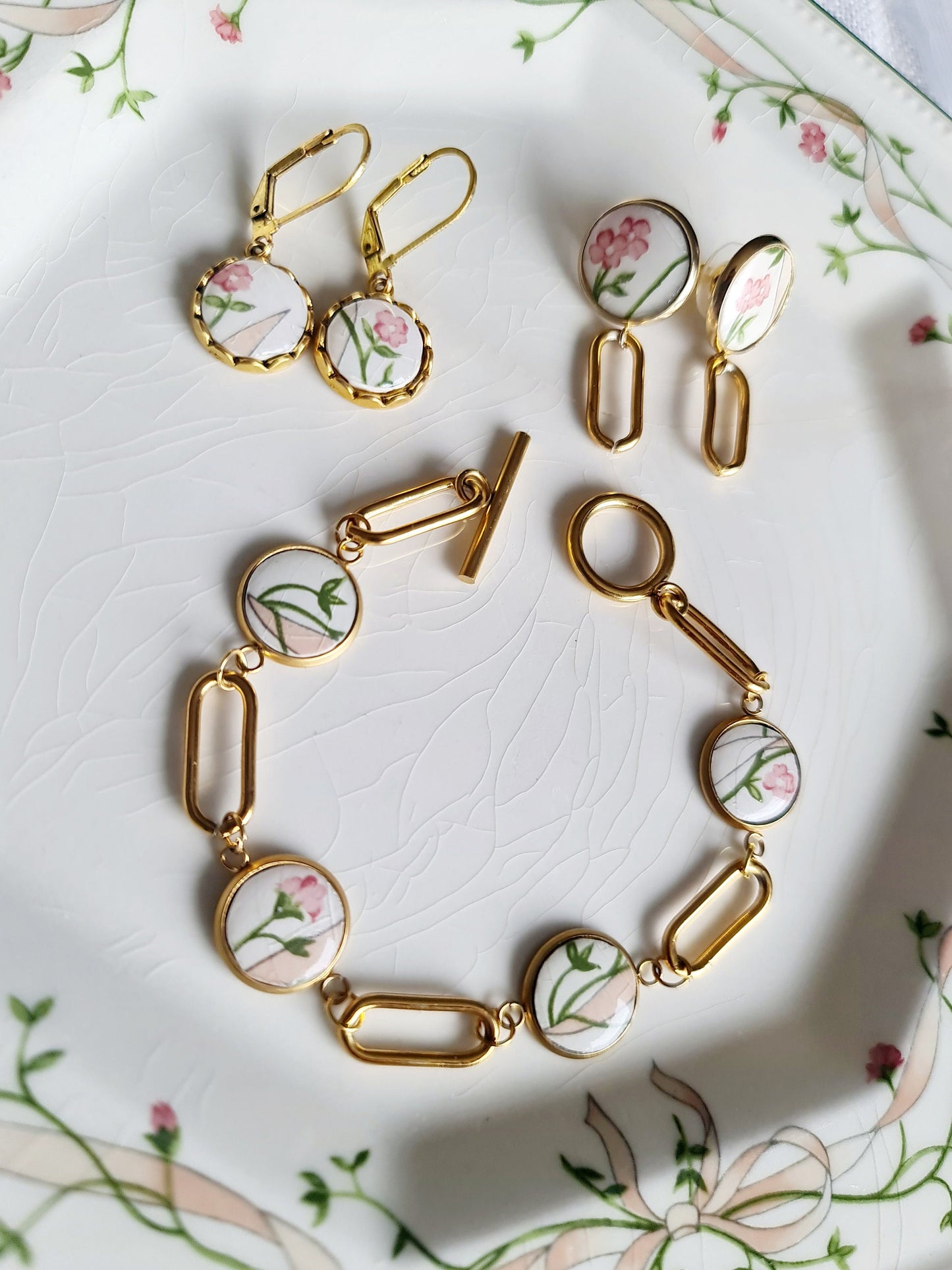 Bijoux en assiette céramique cassée, boucles d'oreilles fleurs roses, bijoux recyclés, cadeau fête des mères, cadeau anniversaire