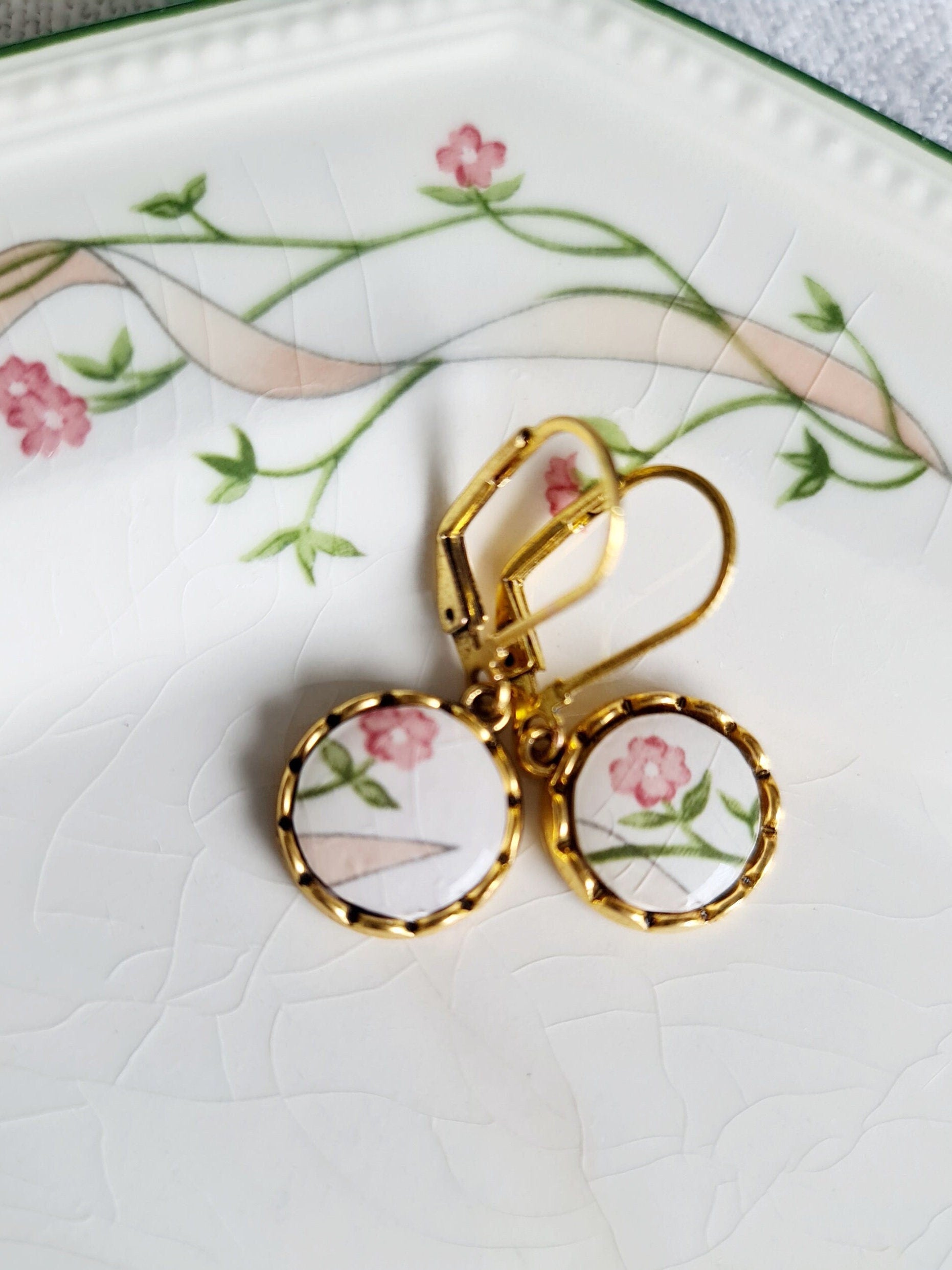 Bijoux en assiette céramique cassée, boucles d'oreilles fleurs roses, bijoux recyclés, cadeau fête des mères, cadeau anniversaire