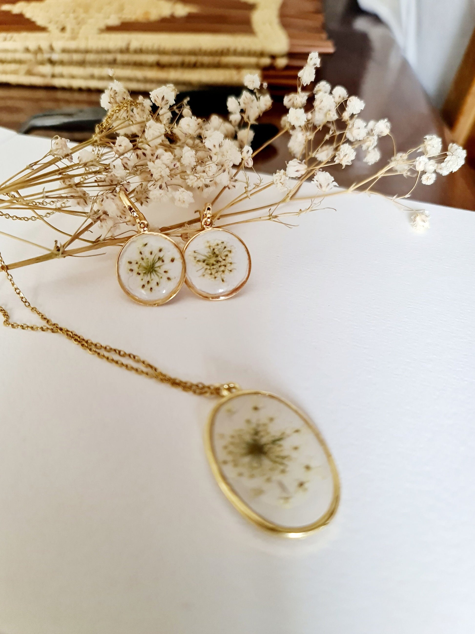 Parure plaqué Or 14 carats, fleurs de cumin naturelles séchées sur argile blanche, bijoux uniques