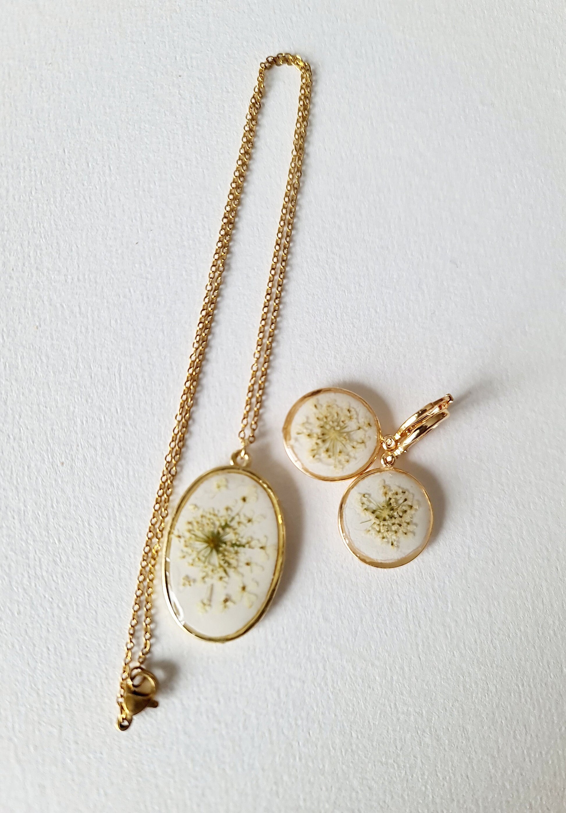 Parure plaqué Or 14 carats, fleurs de cumin naturelles séchées sur argile blanche, bijoux uniques