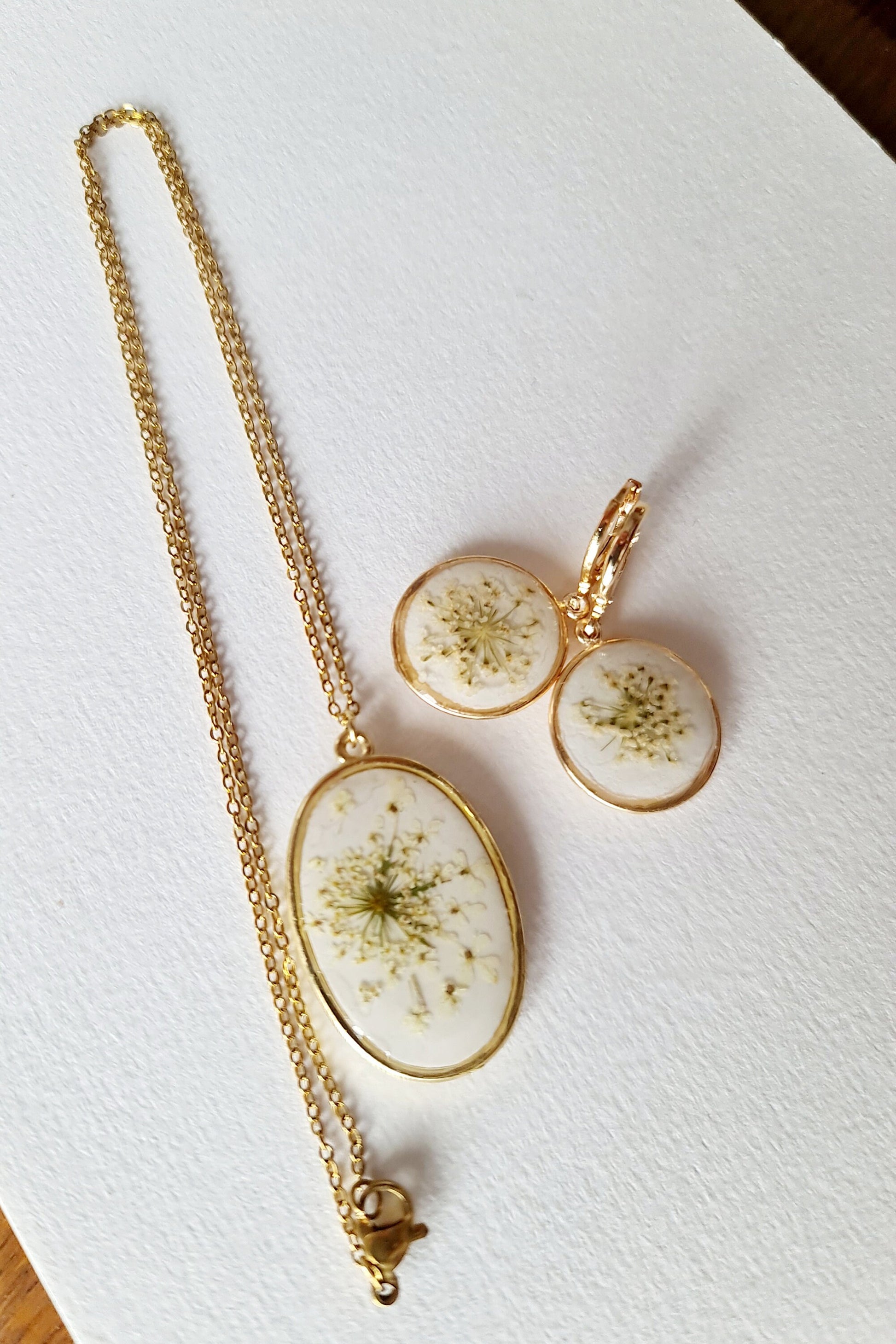 Parure plaqué Or 14 carats, fleurs de cumin naturelles séchées sur argile blanche, bijoux uniques