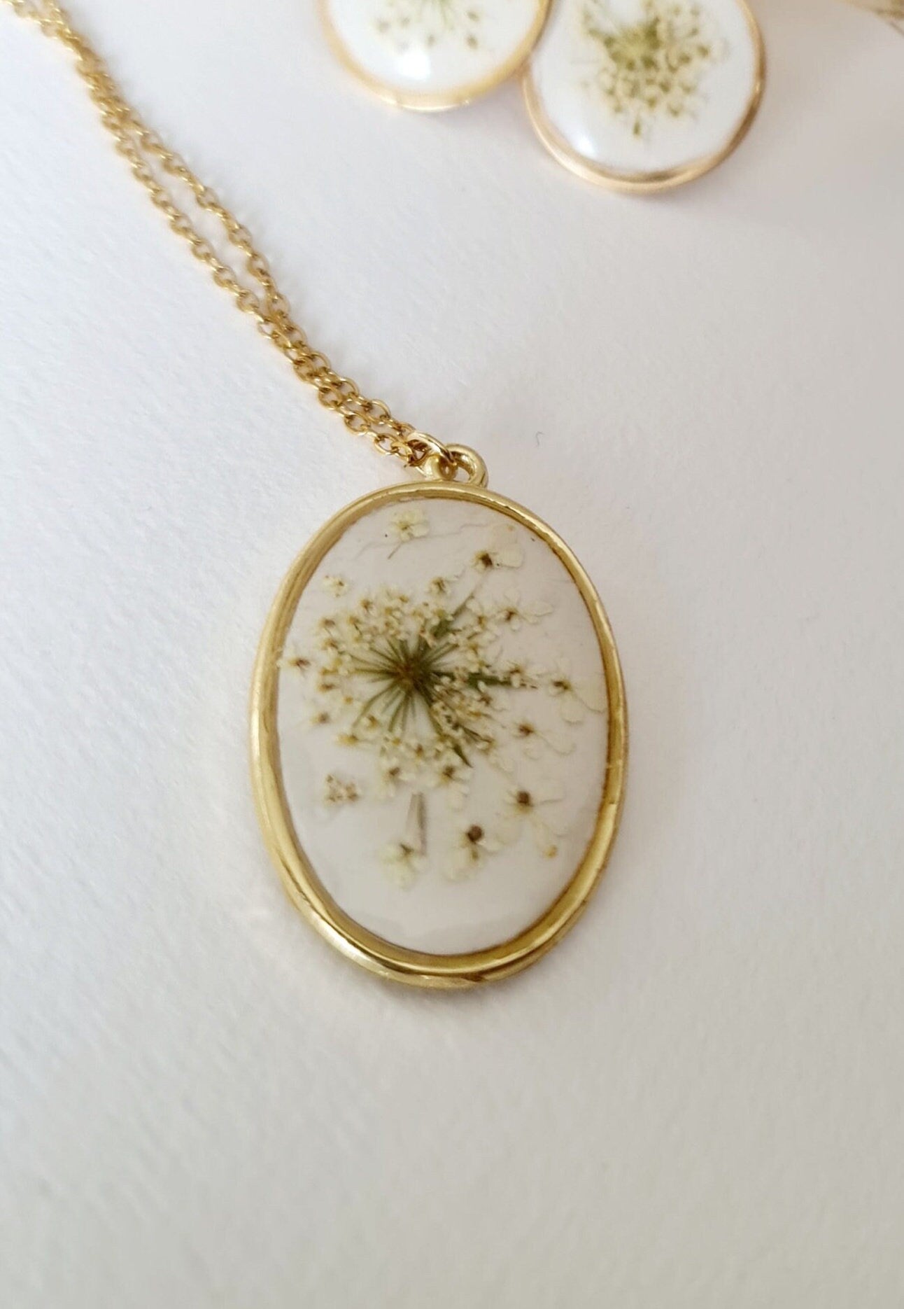 Parure plaqué Or 14 carats, fleurs de cumin naturelles séchées sur argile blanche, bijoux uniques